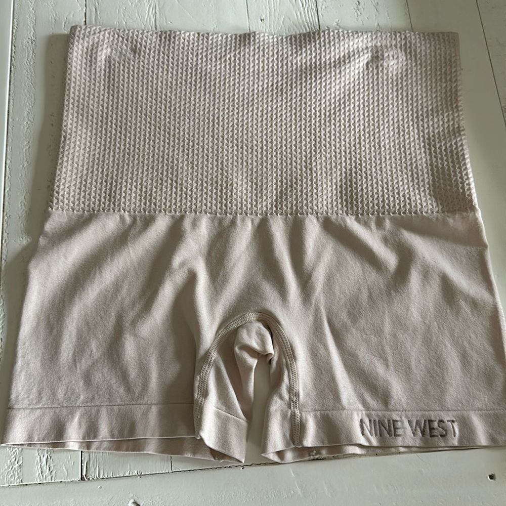 Nine West size large Shapeware 92% nylon 8% ELASTANE skin tone